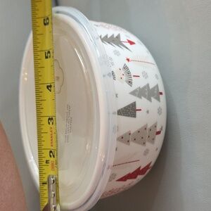 Christmas Tree Snowflakes Fine porcelain food storage container w/vented lid NWT